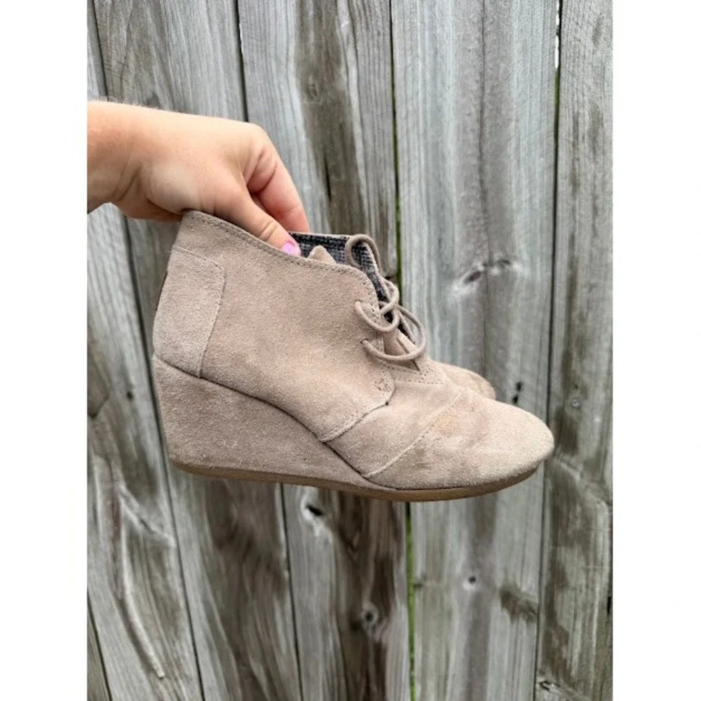 Boho Casual TOMS Desert Wedge Booties Size 8 Taupe Suede Lace Up Chukka